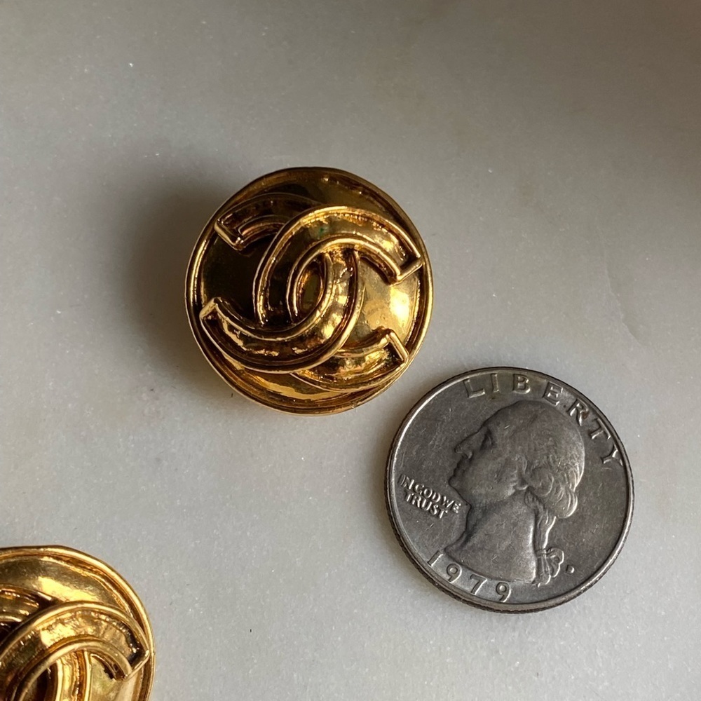 Host pick Authentic Vintage Chanel gold plated Clip on earrings - Picture 10 of 17